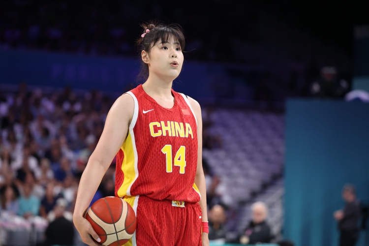 李月汝提醒教练叫暂停 但按照FIBA规则 非死球状态无法叫暂停